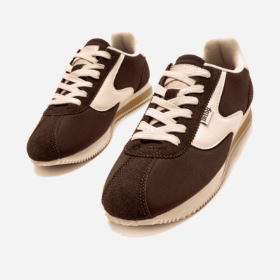 Zapatillas deportivas de mujer en color marrón y beige, con diseño cómodo y moderno, ideales para calzado casual y deportivo en tienda de calzado Luis Rico.