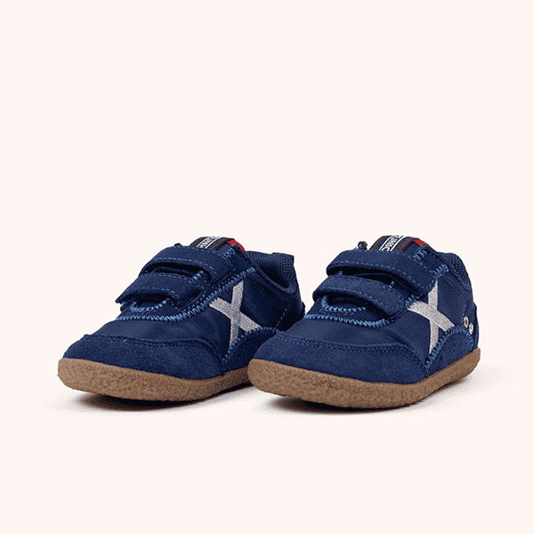 Botines infantiles de lona azul con suela de goma y cierre de velcro, ideales para niños activos y cómodos.