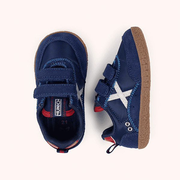 Zapatillas deportivas para niños en color azul con velcros, ideales para calzado infantil, comodidad y estilo para los más pequeños.
