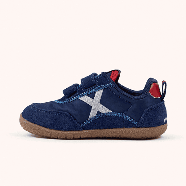 Cómodo zapato infantil de lona azul marino con suela de goma y cierre de velcro, ideal para niños en tiendas de calzado Luis Rico.