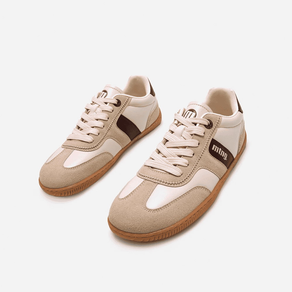 Zapatillas deportivas de hombre en color beige, blanco y marrón, perfectas para un estilo casual y cómodo.