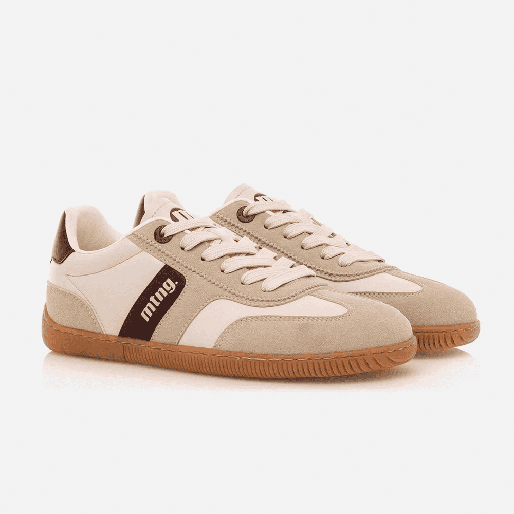 Botas de calzado deportivo casual con cordones en tonos beige y blanco, suela de goma color marrón, diseño moderno y cómodo para hombre y mujer, tienda de calzado Luis Rico.