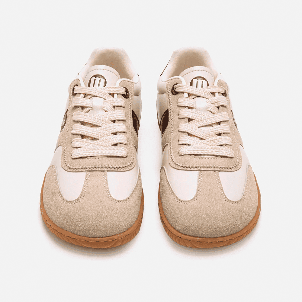 Color beige y blanco, zapatillas deportivas de alta calidad para hombre en tienda de calzado Luis Rico.