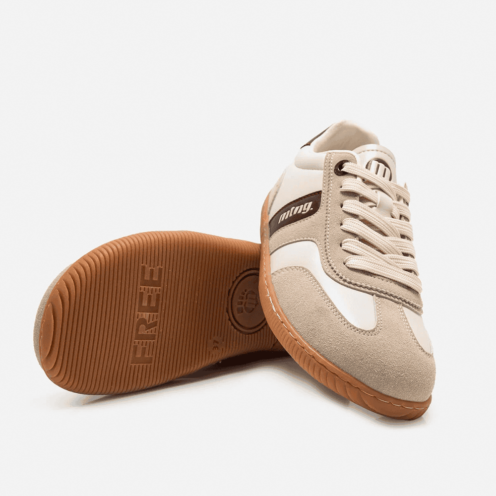 Zapatillas de calzado deportiva para niños casuales en color beige y blanco con suela de goma antideslizante. Perfectas para jugar y andar con comodidad y estilo en tiendas de calzado Luis Rico.