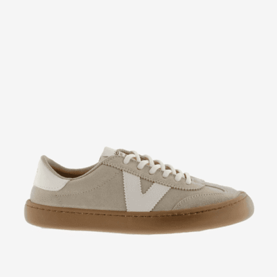 Zapatillas deportivas de calzado casual de Luis Rico con diseño en beige y detalles en blanco, ideales para citas informales y uso diario.