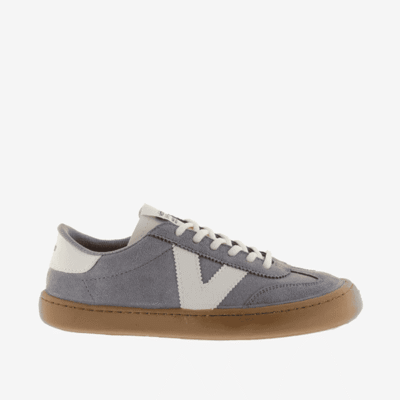 Zapatillas de sport de cuero y ante en tonos grises y blancos, ideales para un estilo urbano y cómodo.