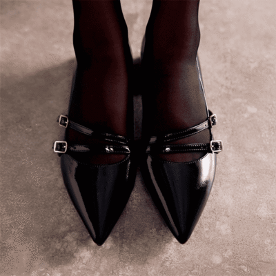 Zapatos de tacón negros de cuero con detalles de hebillas, perfectos para ocasiones elegantes, en la tienda de calzado Luis Rico.