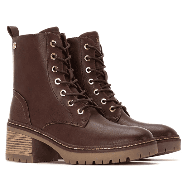 Botines de cuero marrón con suela robusta y tacón de 5 cm, ideales para estilo casual y elegante, disponibles en tiendas de calzado Luis Rico.
