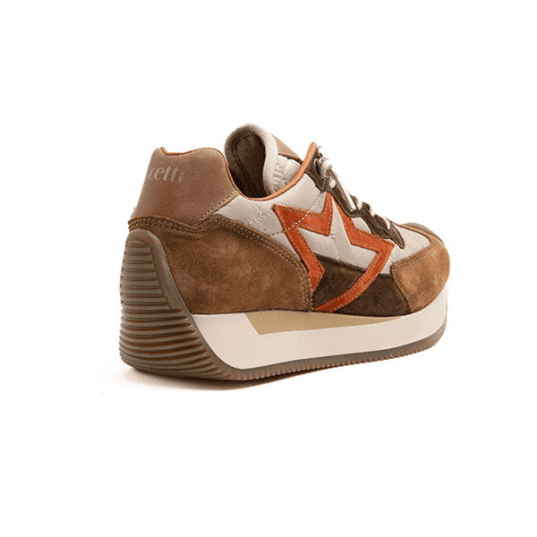 Zapatos deportivos de mujer en tonos beige y marrón con detalles en naranja, ideales para estilo casual y comodidad en calzado de mujer.