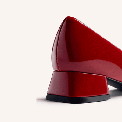 Botín de tacón rojo de charol con diseño moderno y elegante, ideal para eventos formales y ocasiones especiales.