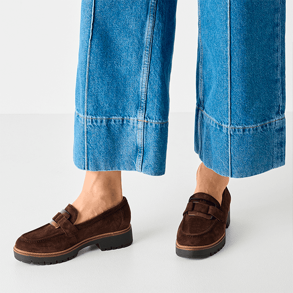 Zapatos de mujer estilo mocasín en color marrón, ideales para combinar con diferentes outfits y estilos, disponibles en tiendas de calzado Luis Rico.