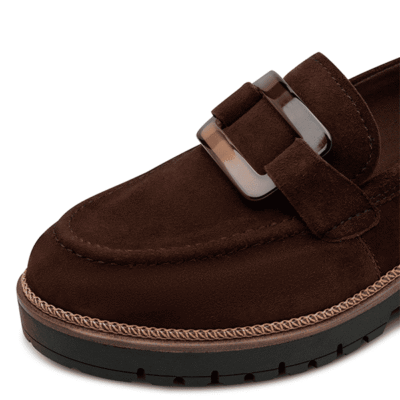 Zapato de charol marrón con hebilla metálica, estilo clásico y elegante, ideal para ocasiones formales y de vestir.