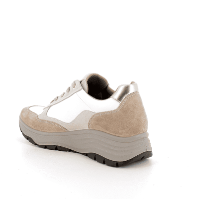 Zapatos deportivos de mujer en colores beige, gris y blanco, con suela gruesa y diseño moderno, ideales para comodidad y estilo diario.