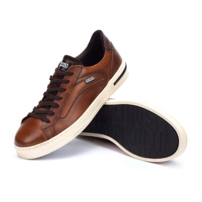 Zapatillas de cuero marrón con suela blanca y detalles perforados, ideales para un estilo casual y cómodo, perfectas para tiendas de calzado Luis Rico.