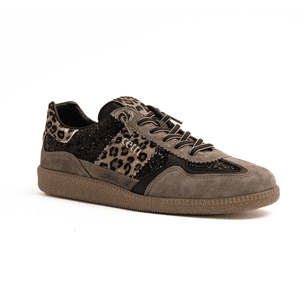 Botín de mujer estilo casual con detalles de animal print en cuero y tela, diseño moderno y cómodo, ideal para tiendas de calzado y moda femenina.