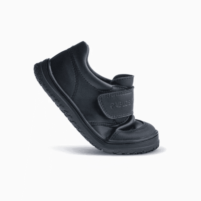 Zapatos de bebé negros con velcro, cómodos y resistentes, ideales para el calzado infantil en tiendas de calzado Luis Rico.