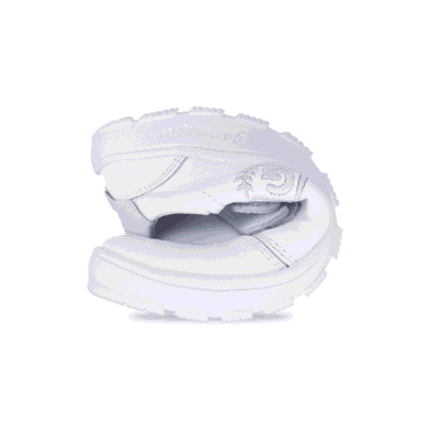 Cuidado de calzado, zapatillas blancas enrolladas y limpias, accesorios de limpieza para calzado, mantenimiento y protección en tiendas de calzado Luis Rico.