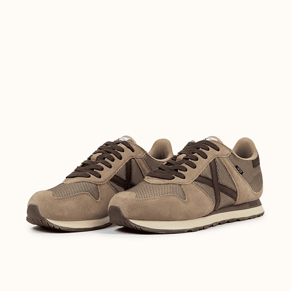Zapatos deportivos en tonos beige y marrón de Luis Rico, calzado de calidad para hombre con diseño cómodo y moderno.