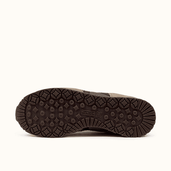 Muelle botas de cuero marrón con suela antideslizante para hombre.
