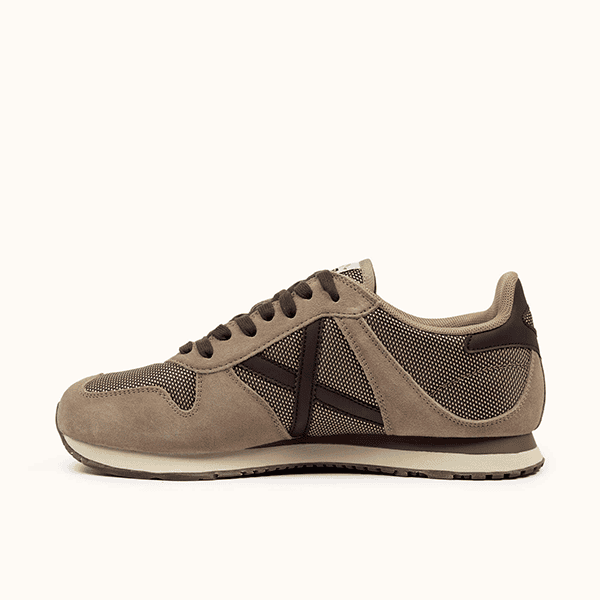 Zapatillas deportivas de moda en tonos beige y marrón, perfectas para un estilo casual y cómodo, ideales para tiendas de calzado de calidad.