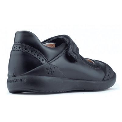 Zapatos de calzado deportivos negros con cierre de velcro y diseño cómodo, ideales para el uso diario y actividades físicas en tiendas de calzado Luis Rico.