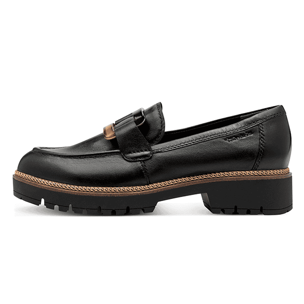 Zapato de cuero negro con suela robusta y detalles de tachonado, ideal para calzado formal o casual en tiendas de calzado Luis Rico.