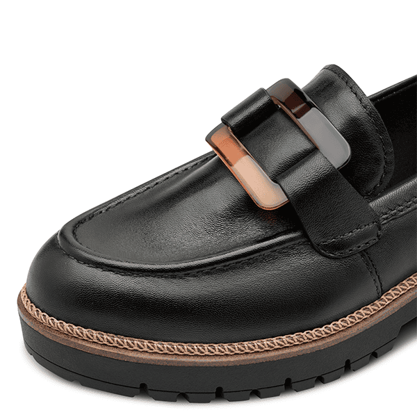 Zapato de cuero negro con hebilla metálica y suela antideslizante, ideal para calzado formal y de vestir. Diseñado por Luis Rico para estilos elegantes y modernos.