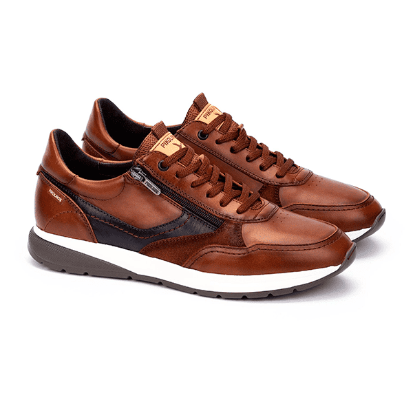 Zapatillas de cuero marrón con detalles en negro, estilo deportivo y casual, ideales para hombres que buscan comodidad y diseño en calzado de calidad.