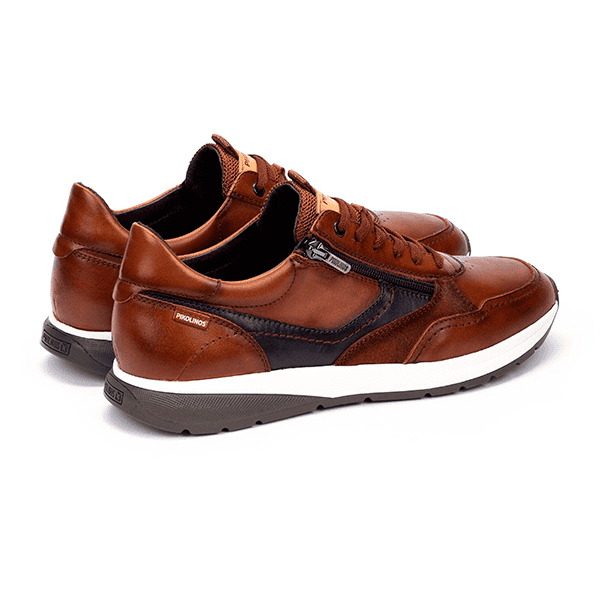Zapatos deportivos de cuero marrón con detalles en negro, ideales para un estilo casual y cómodo en tiendas de calzado Luis Rico.