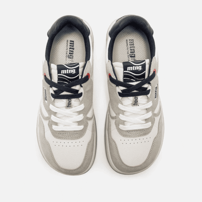 Zapatillas deportivas casuales de hombre en tonos blanco y gris, con detalles en negro y rojo, ideales para caminar y uso diario, disponibles en tiendas de calzado Luis Rico.