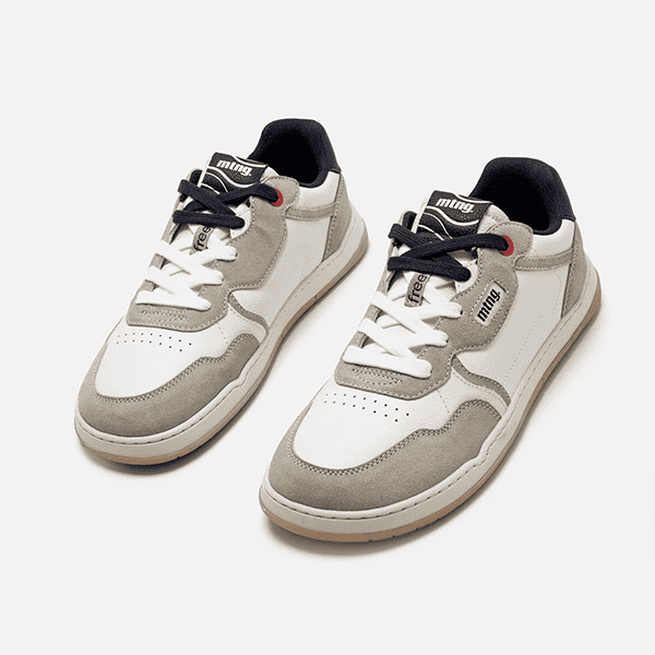 Zapatillas deportivas casuales para hombre en tonos gris y blanco, ideales para un look deportivo y urbano, disponibles en Tiendas de calzado Luis Rico.