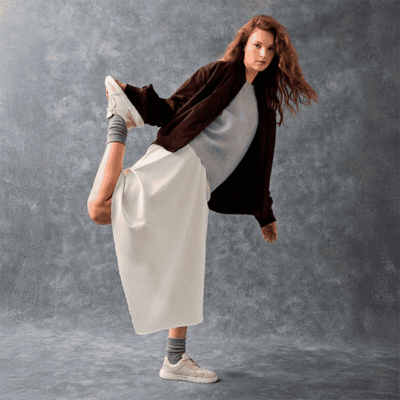 Zapatos deportivos femeninos de estilo casual en tienda de calzado Luis Rico para comodidad y moda.