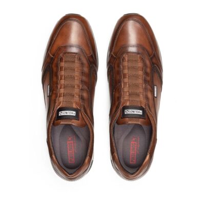 Botines de cuero marrón para hombre, estilo casual y deportivo, con detalles en negro y logo Pikolinos. Ideales para vestir con comodidad y estilo en cualquier ocasión.