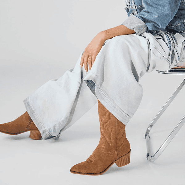 Botas de mujer de color camel, estilo western, en tienda de calzado Luis Rico, ideales para outfits casuales y elegantes.