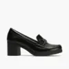 Zapato de tacón negro de cuero con diseño elegante y cómodo, ideal para ocasiones formales y trabajo en tiendas de calzado.