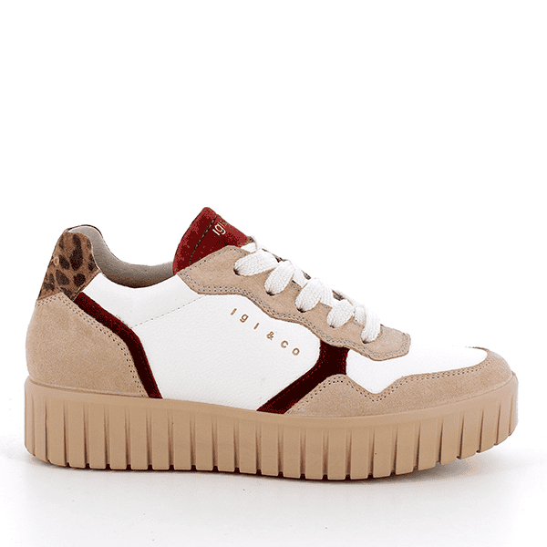 Zapato casual de mujer en tonos beige, blanco yDetalle de animal print en el talón, ideal para calzado de moda y comodidad en tiendas Luis Rico.