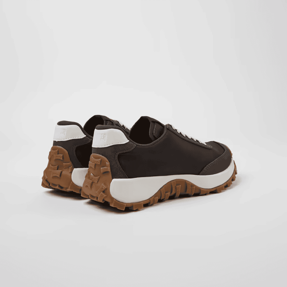 Zapatos deportivos de moda, calzado casual para hombres y mujeres, comodidad y estilo en tienda de calzado Luis Rico, tienda de calzado en España.