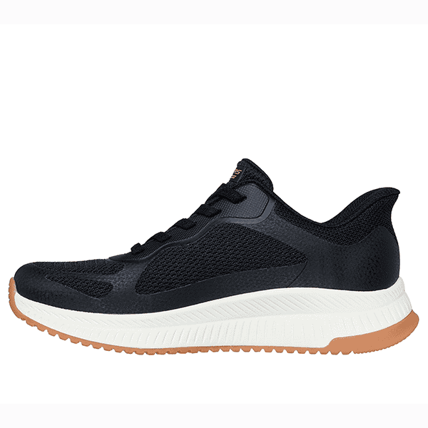Zapatillas deportivas negras con suela blanca y detalles en color arena, ideales para correr y entrenar en tiendas de calzado Luis Rico.