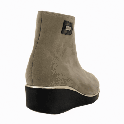 Botín de tacón alto y plataforma en color beige, calzado de moda y comodidad para mujer.