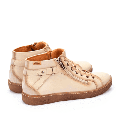 Zapatos deportivos de piel en color beige con detalles de cremallera y correas, ideales para un estilo casual y cómodo.