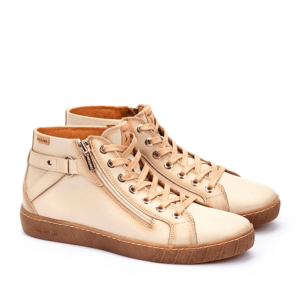 Botines deportivos de lujo en color beige con suela de goma antideslizante, ideales para estilos casuales y urbanos. Diseño cómodo y de alta calidad en tiendas de calzado Luis Rico.