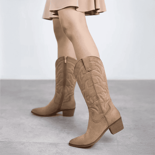 Botas altas de mujer en color beige, calzado de calidad para elegante look invernal o casual, ideales para montar a caballo o uso diario.
