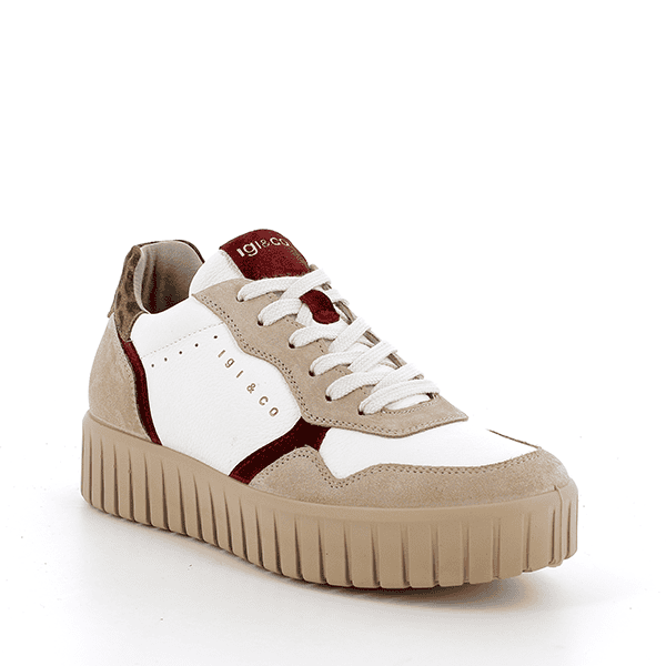 Zapatillas deportivas de mujer, estilo casual, con suela de goma gruesa y diseño moderno, ideales para combinar con outfits urbanas en tiendas de calzado Luis Rico.