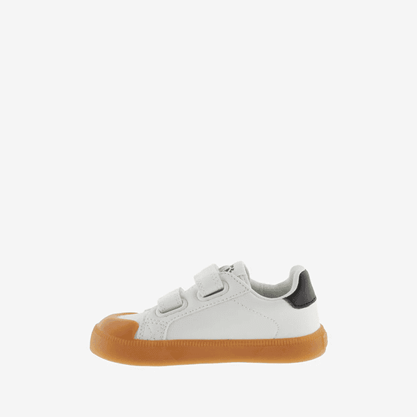 Zapatillas de calzado infantil con velcro en color blanco y suela de goma color beig, ideales para comodidad y estilo en tiendas de calzado Luis Rico.