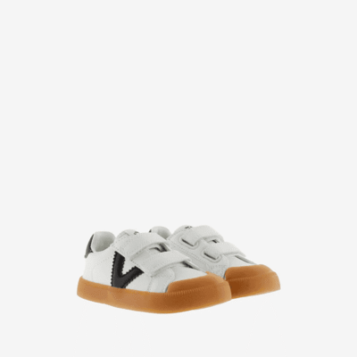 Zapatos deportivos niños con velcro en blanco y negro, suela de goma color marrón, calzado de calidad y comodidad, tienda de calzado Luis Rico.