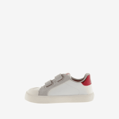 Zapatillas infantiles de cuero blancas con detalles gris y rojo, ideales para niños y niñas, en tienda de calzado Luis Rico.