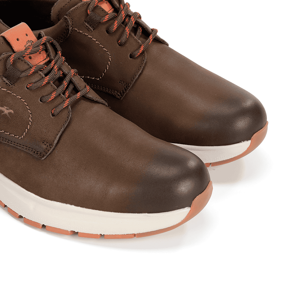 Botines de cuero marrón con suela blanca y detalles en rojo, ideales para calzado de alta calidad y estilo en tiendas de calzado Luis Rico.