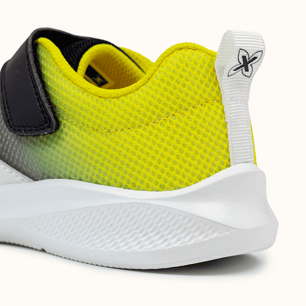 Zapatillas deportivas de running con malla transpirable en amarillo neón y suela acolchada para máxima comodidad y rendimiento.