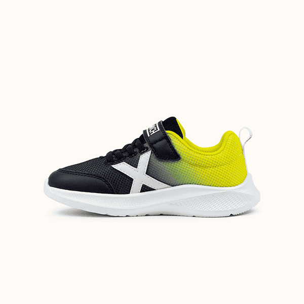 Zapatillas deportivas para niños con diseño moderno y cómodo, ideales para correr y jugar al aire libre, disponibles en tienda de calzado Luis Rico.