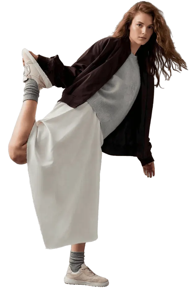 Mujer con zapatillas barefoot en movimiento